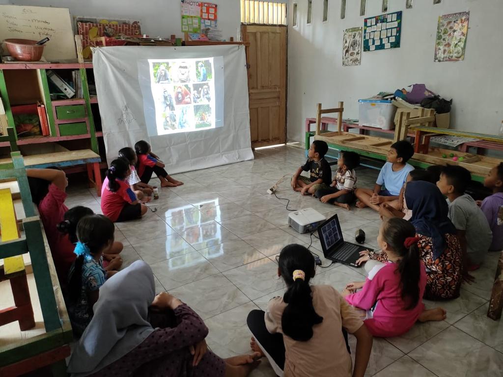 Students learn about orangutans